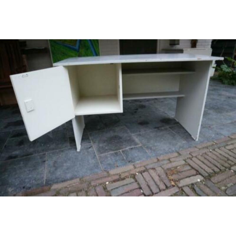 Bureau met opbergruimte