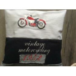 Geborduurde motor op mooi kussen hoe leuk is dat!!!
