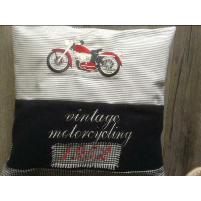 Geborduurde motor op mooi kussen hoe leuk is dat!!!