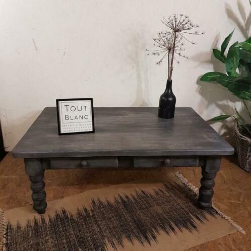 Tout Blanc: stoere donkergrijze shabbychic salontafel