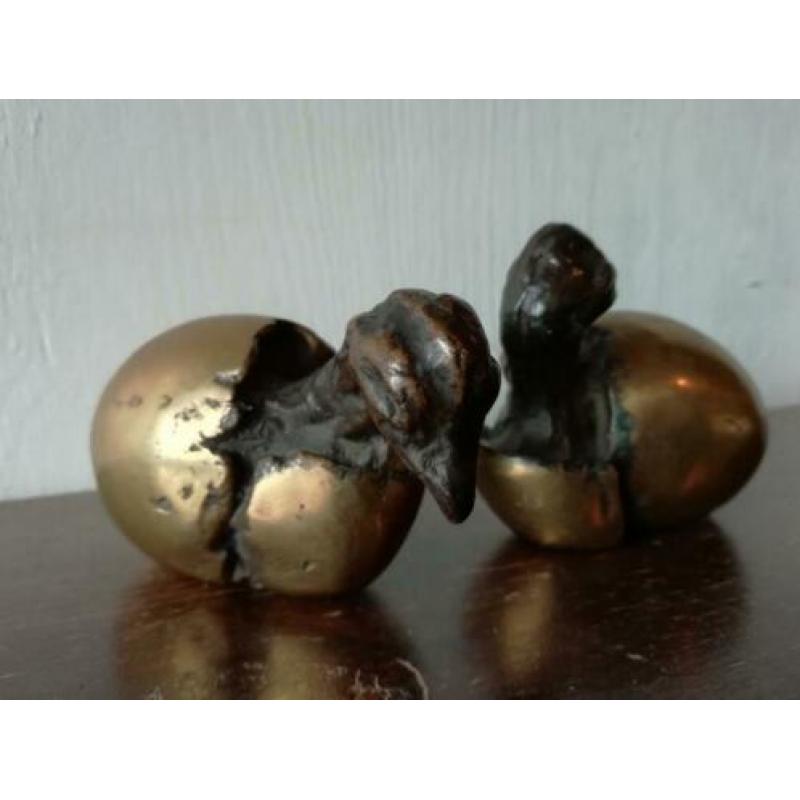 2 x kuiken uit ei messing brons. Chick from egg brass bronze