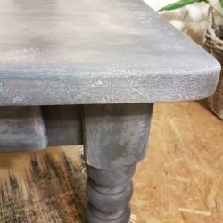 Tout Blanc: stoere donkergrijze shabbychic salontafel