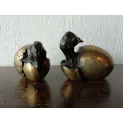 2 x kuiken uit ei messing brons. Chick from egg brass bronze