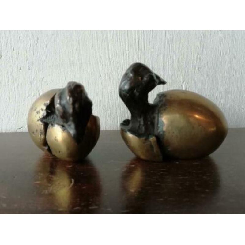 2 x kuiken uit ei messing brons. Chick from egg brass bronze