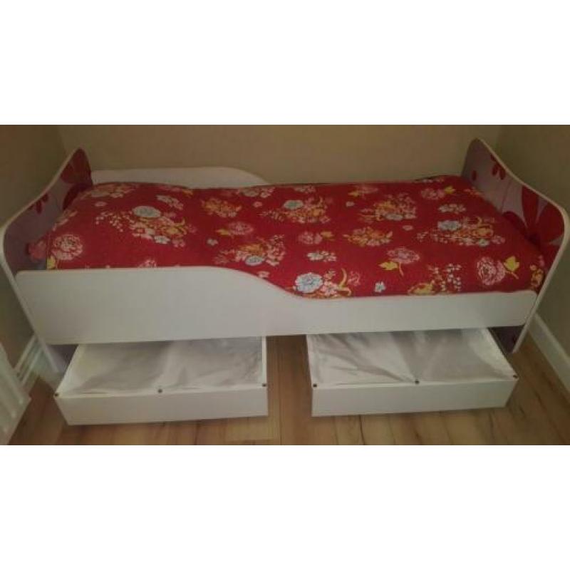 Leuk meidenbed met matras en lattenbodem
