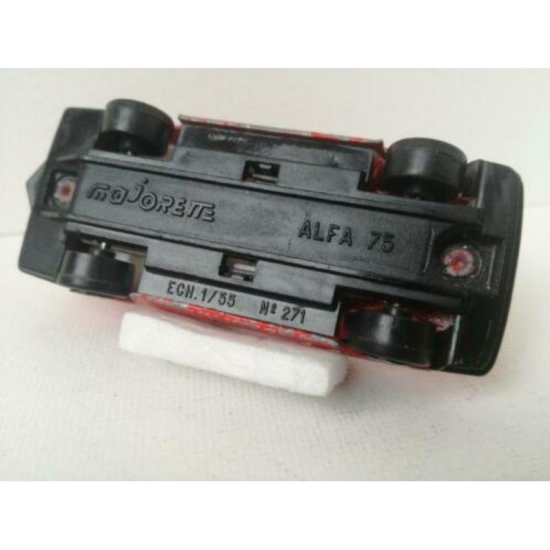 Majorette. Alfa Romeo 75. Rood met trekhaak.