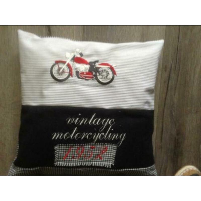 Geborduurde motor op mooi kussen hoe leuk is dat!!!