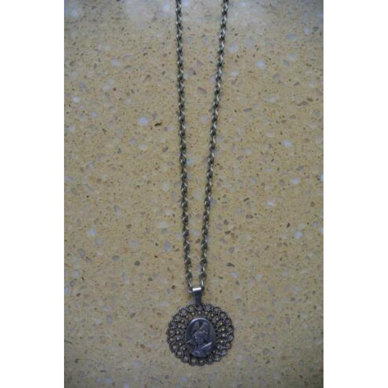 Oude orginele mooie ketting verzilverd meisje