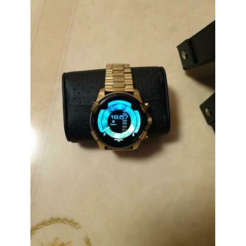 Nette Diesel On smartwatch gold ZGAN