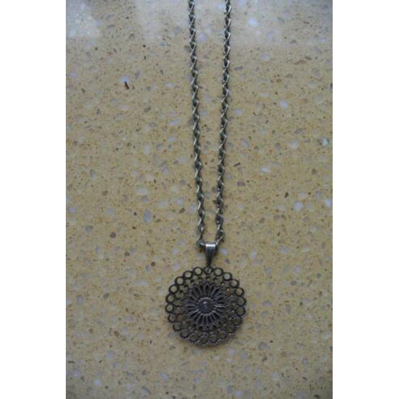 Oude orginele mooie ketting verzilverd meisje