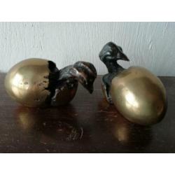 2 x kuiken uit ei messing brons. Chick from egg brass bronze