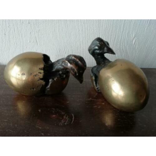 2 x kuiken uit ei messing brons. Chick from egg brass bronze