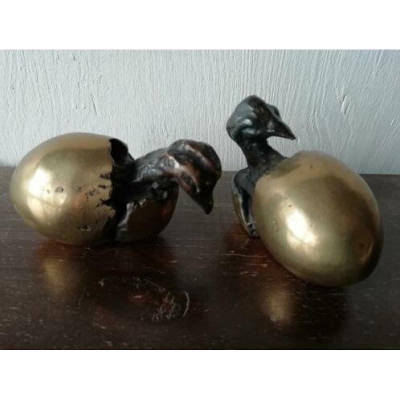 2 x kuiken uit ei messing brons. Chick from egg brass bronze