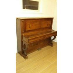 Antieke piano voor decoratie
