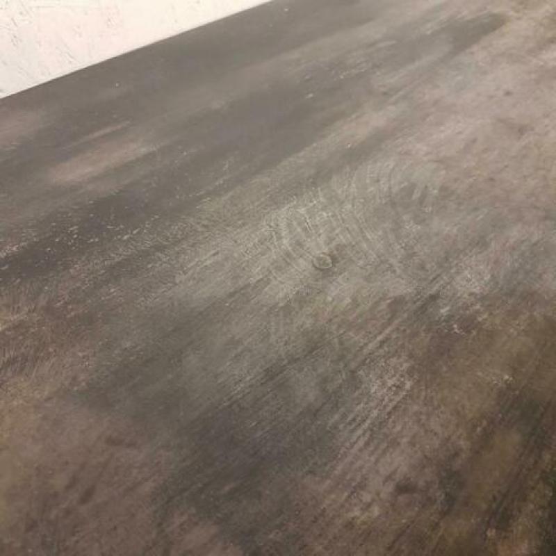 Tout Blanc: stoere donkergrijze shabbychic salontafel