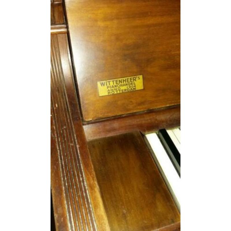 Antieke piano voor decoratie