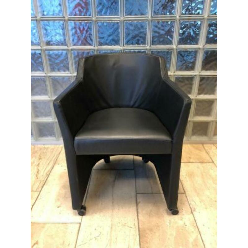 fauteuil, zwart lederen stoel , verrijdbaar