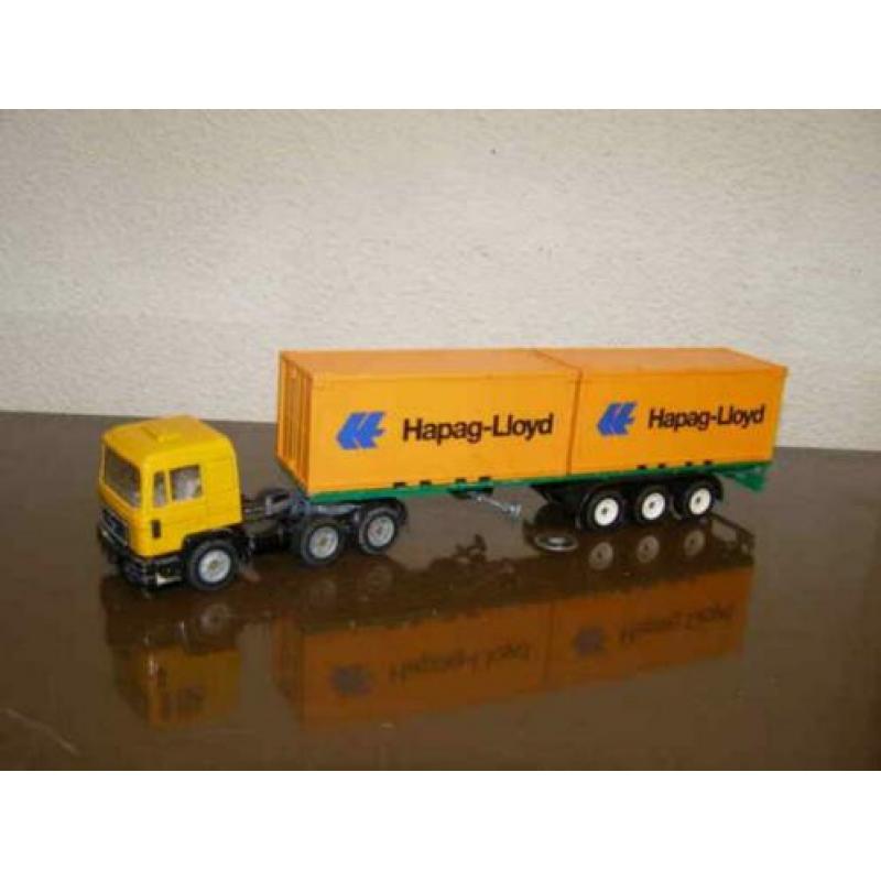 Vijf grote vrachtwagens (A20 320) H