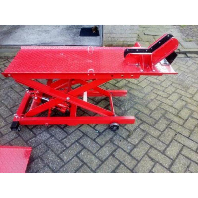 Motor en scooter hef brug