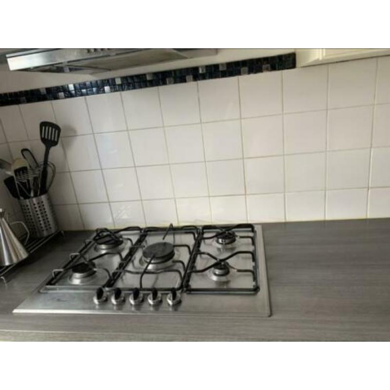 Keukenblad, spoelbak, kraan en kookplaat