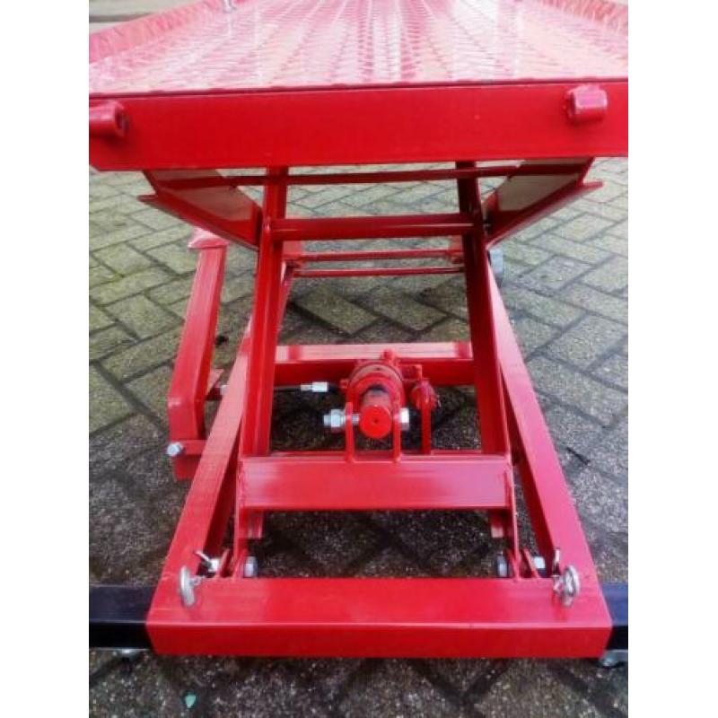 Motor en scooter hef brug