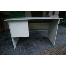 Bureau met opbergruimte