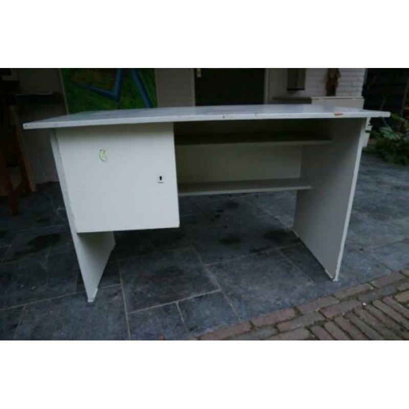 Bureau met opbergruimte