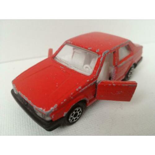 Majorette. Alfa Romeo 75. Rood met trekhaak.