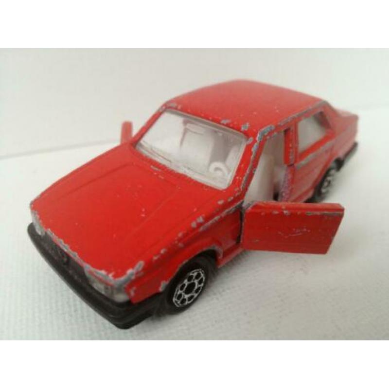 Majorette. Alfa Romeo 75. Rood met trekhaak.