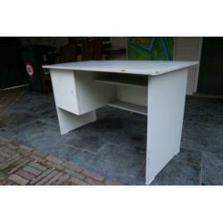 Bureau met opbergruimte