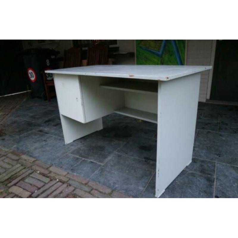 Bureau met opbergruimte