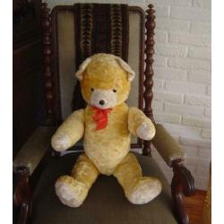 Grote stro gevulde teddybeer.