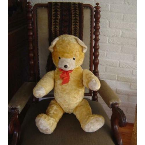 Grote stro gevulde teddybeer.