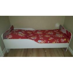 Leuk meidenbed met matras en lattenbodem