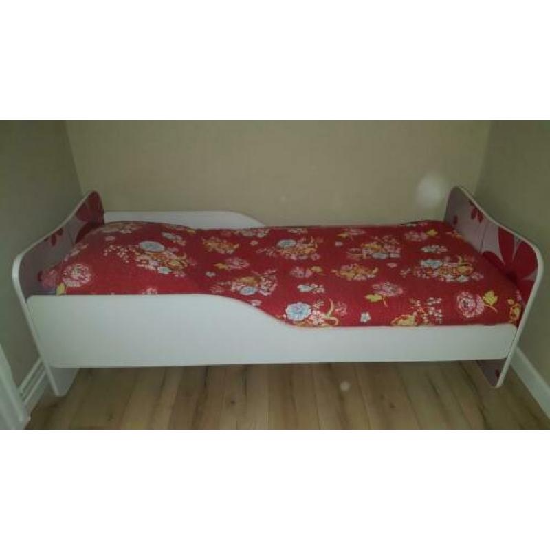 Leuk meidenbed met matras en lattenbodem