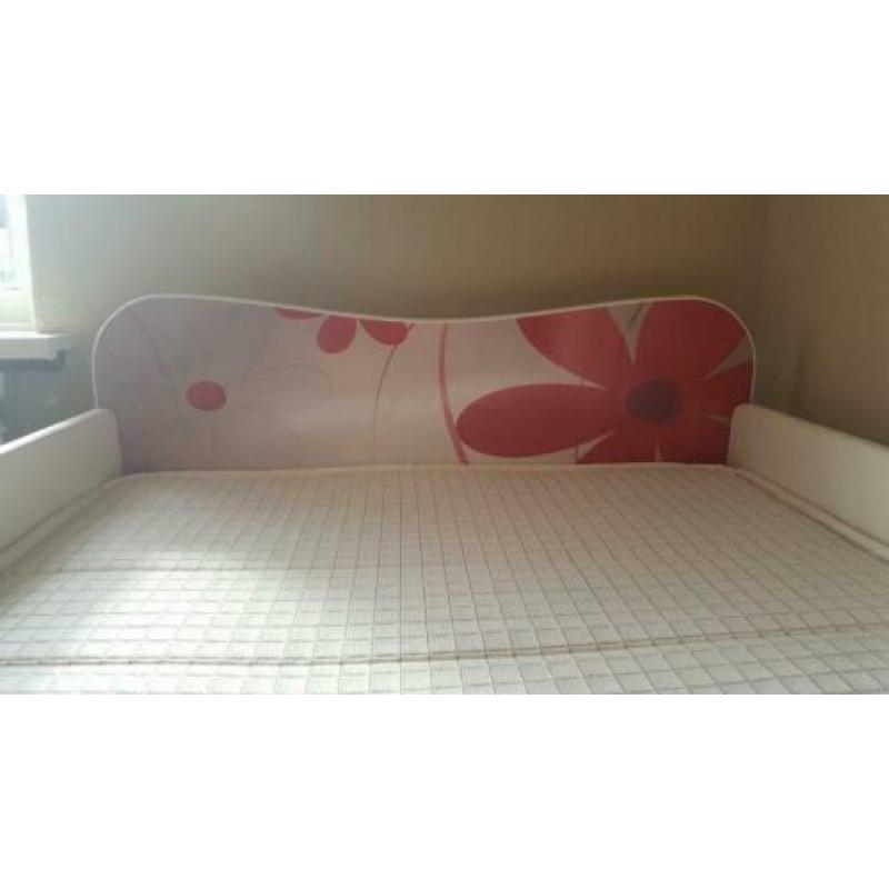 Leuk meidenbed met matras en lattenbodem
