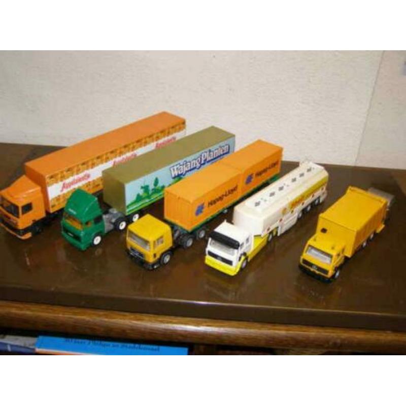 Vijf grote vrachtwagens (A20 320) H