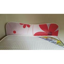 Leuk meidenbed met matras en lattenbodem