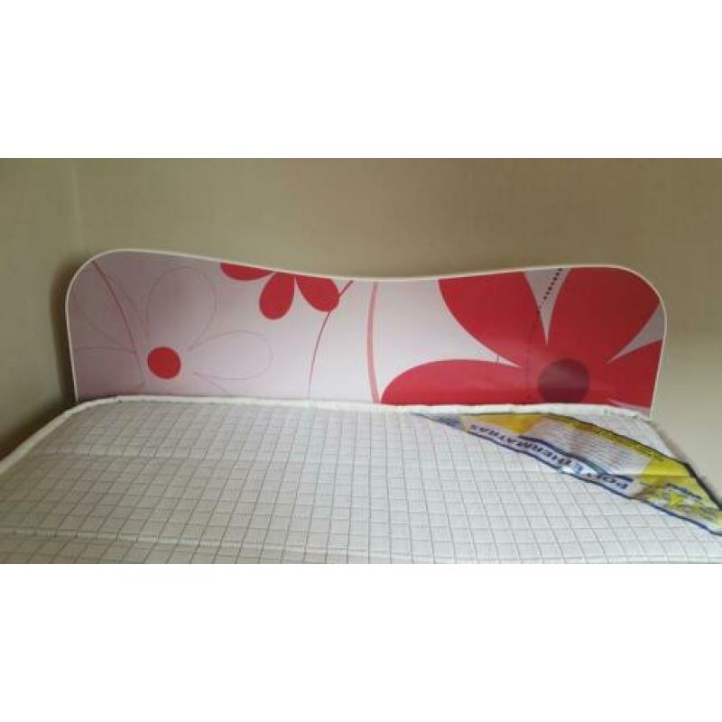 Leuk meidenbed met matras en lattenbodem