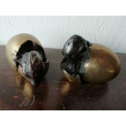 2 x kuiken uit ei messing brons. Chick from egg brass bronze