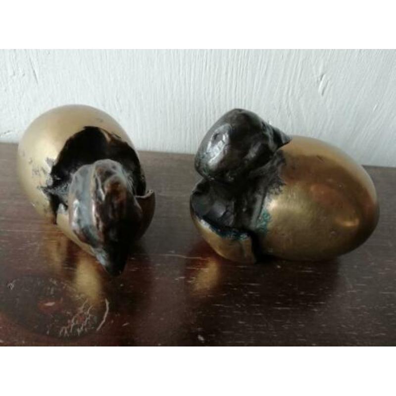 2 x kuiken uit ei messing brons. Chick from egg brass bronze