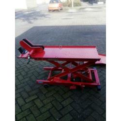 Motor en scooter hef brug