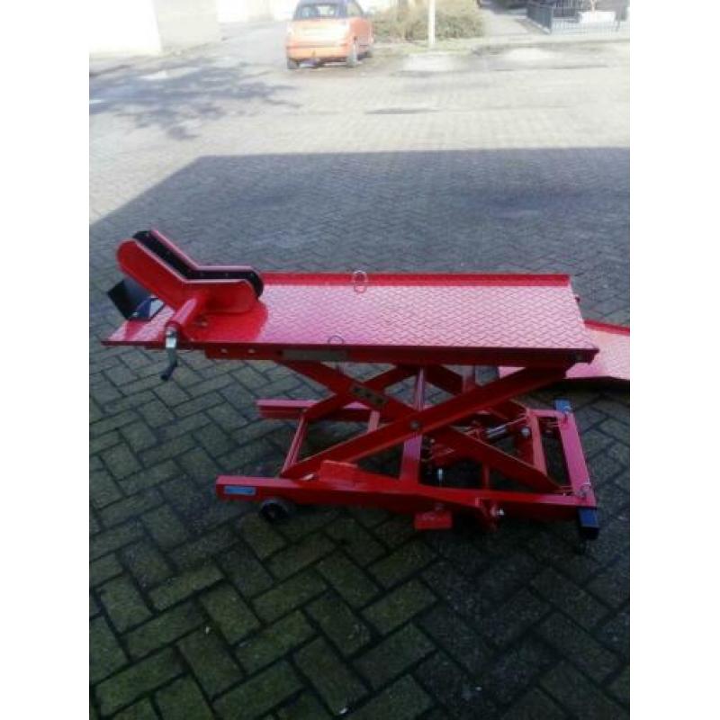 Motor en scooter hef brug