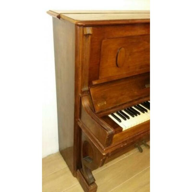 Antieke piano voor decoratie