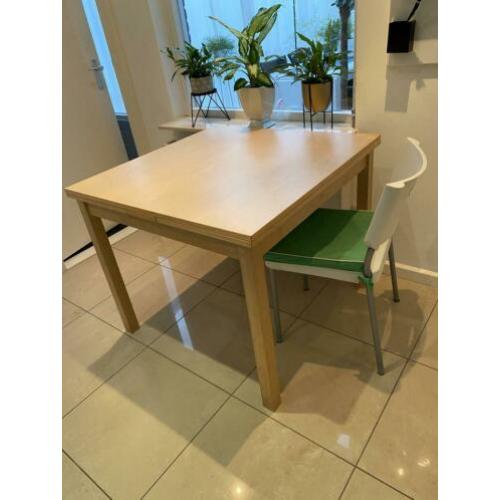 Keukentafel aan beide zijden uittrekbaar. Gratis 4 stoelen.