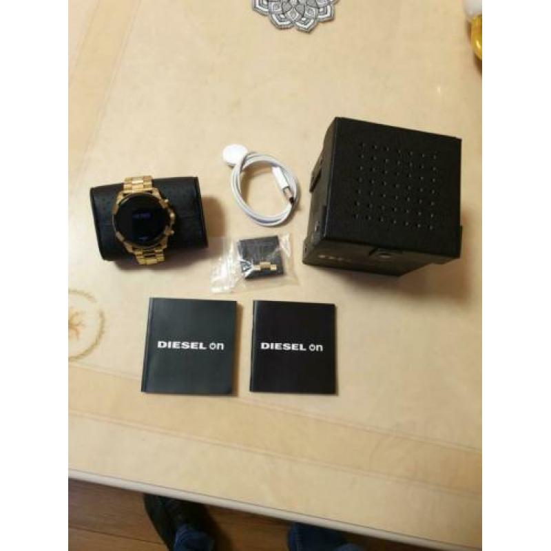 Nette Diesel On smartwatch gold ZGAN