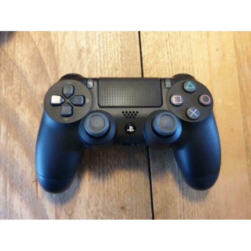 Sony PlayStation 4 slim 1tb , 2 controllers, 2 spellen