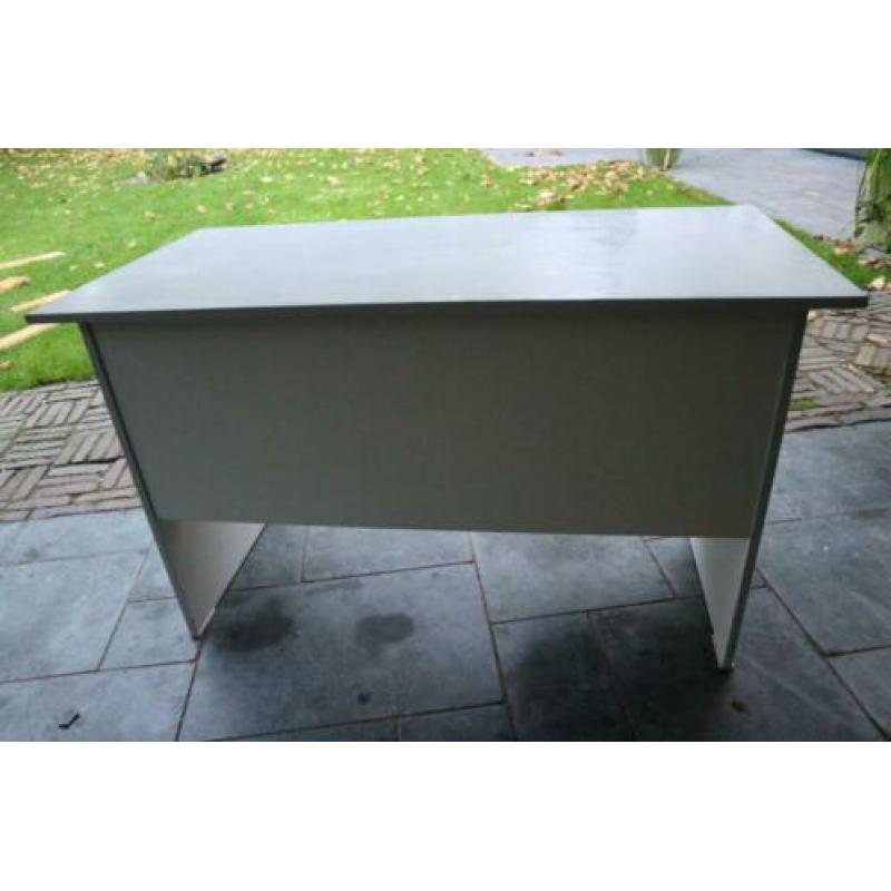 Bureau met opbergruimte