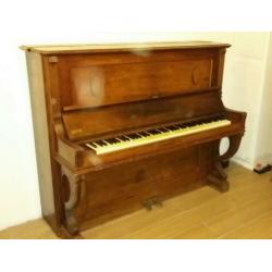 Antieke piano voor decoratie