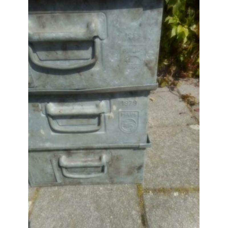 Philips / oude ijzeren magazijnbakken / 53 x 34 x 16,5 cm.